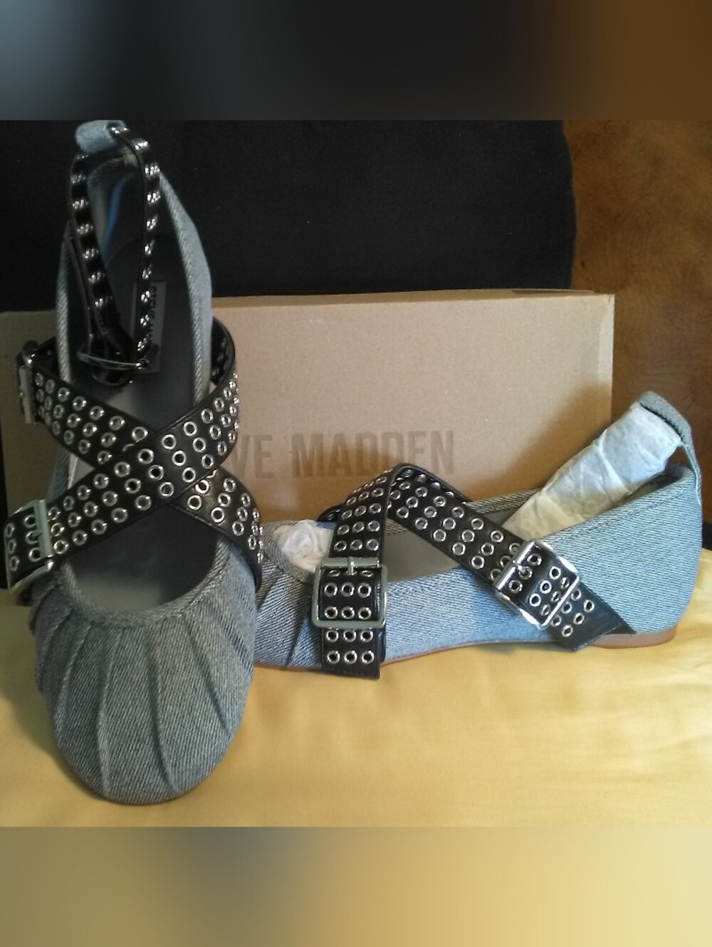 NIB AMAZINGLY COOL Steve Madden Black Grommet Cross-Strap Denim Flats SZ.8.5